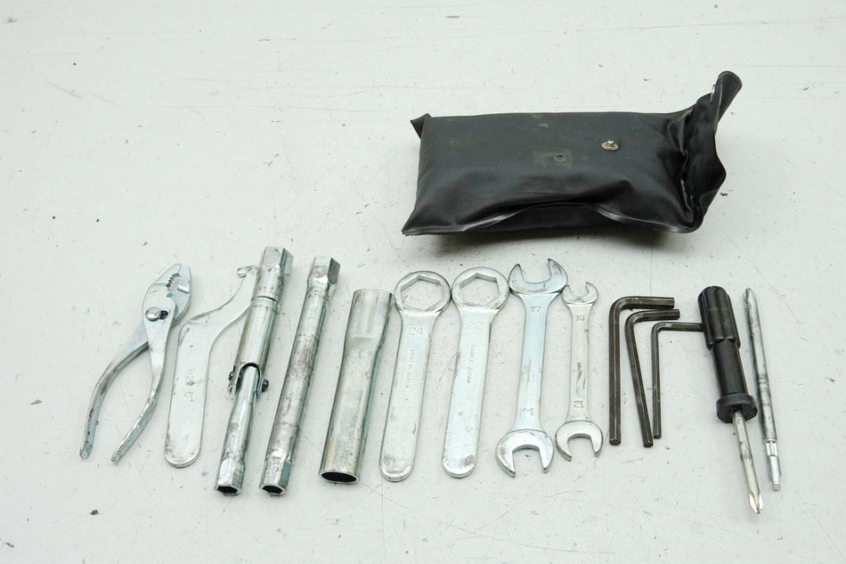 SUZUKI GSX 750 AE INAZUMA Herramientas de a bordo (para chasis, tren de rodaje, motor)