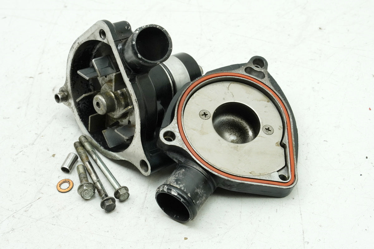 TRIUMPH SPEED TRIPLE 955 i 595 N Wasserpumpe Motordeckel Deckel T2100680