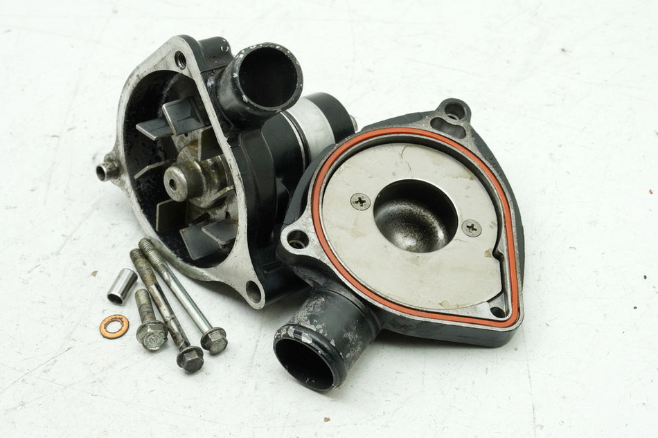 TRIUMPH SPEED TRIPLE 955 i 595 N Wasserpumpe Motordeckel Deckel T2100680