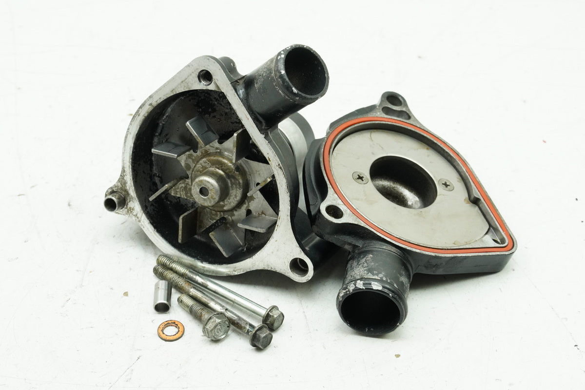 TRIUMPH SPEED TRIPLE 955 i 595 N Wasserpumpe Motordeckel Deckel T2100680