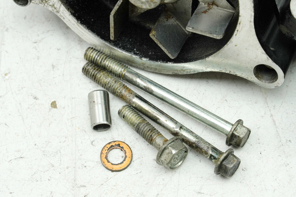 TRIUMPH SPEED TRIPLE 955 i 595 N Wasserpumpe Motordeckel Deckel T2100680