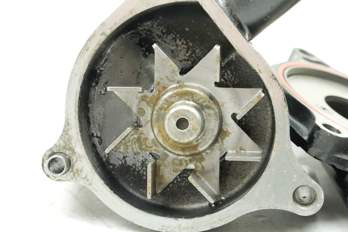 TRIUMPH SPEED TRIPLE 955 i 595 N Wasserpumpe Motordeckel Deckel T2100680