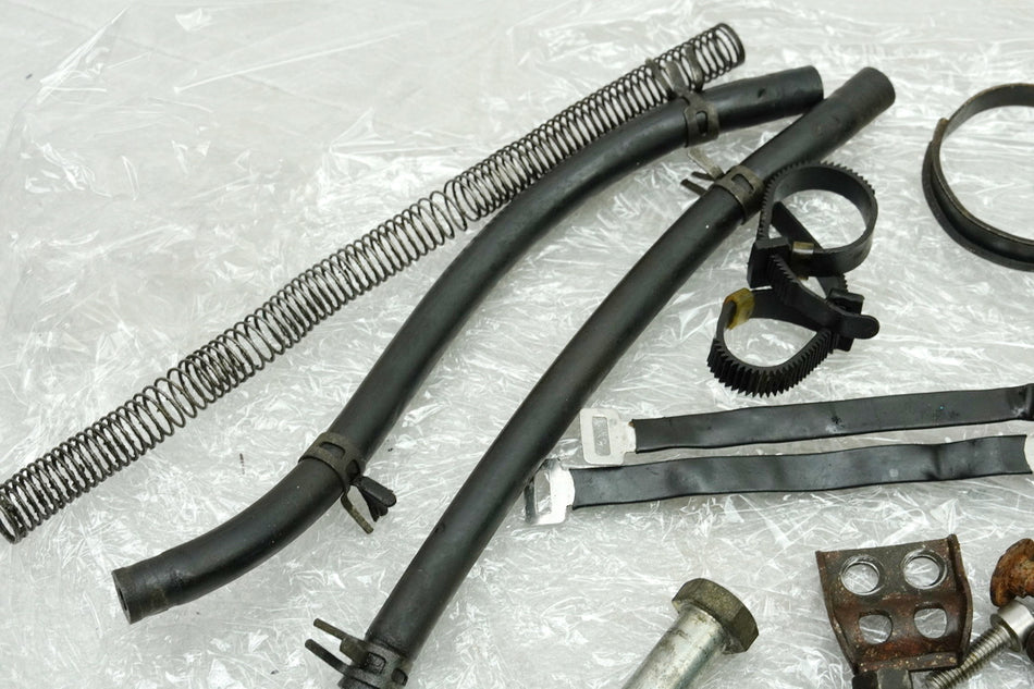 YAMAHA DT 125 R 4BL Tornillos Piezas Pequeñas Tuercas Soportes (para Carenado de Chasis)