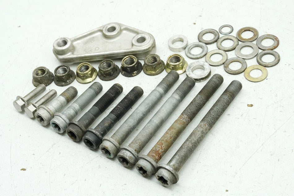 TRIUMPH SPEED TRIPLE 955 i 595 N HALTERUNG MOTOR SCHRAUBE ACHSE MOTORHALTER