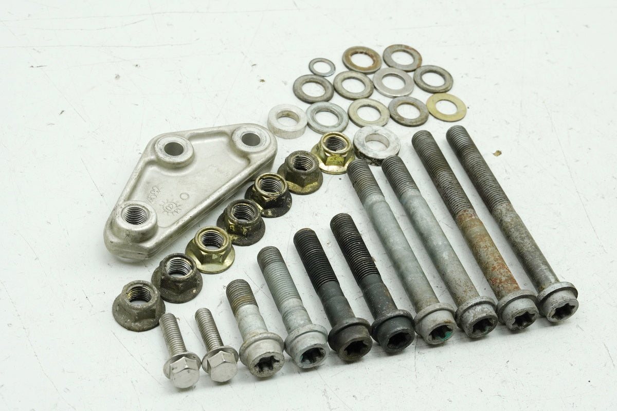 TRIUMPH SPEED TRIPLE 955 i 595 N HALTERUNG MOTOR SCHRAUBE ACHSE MOTORHALTER