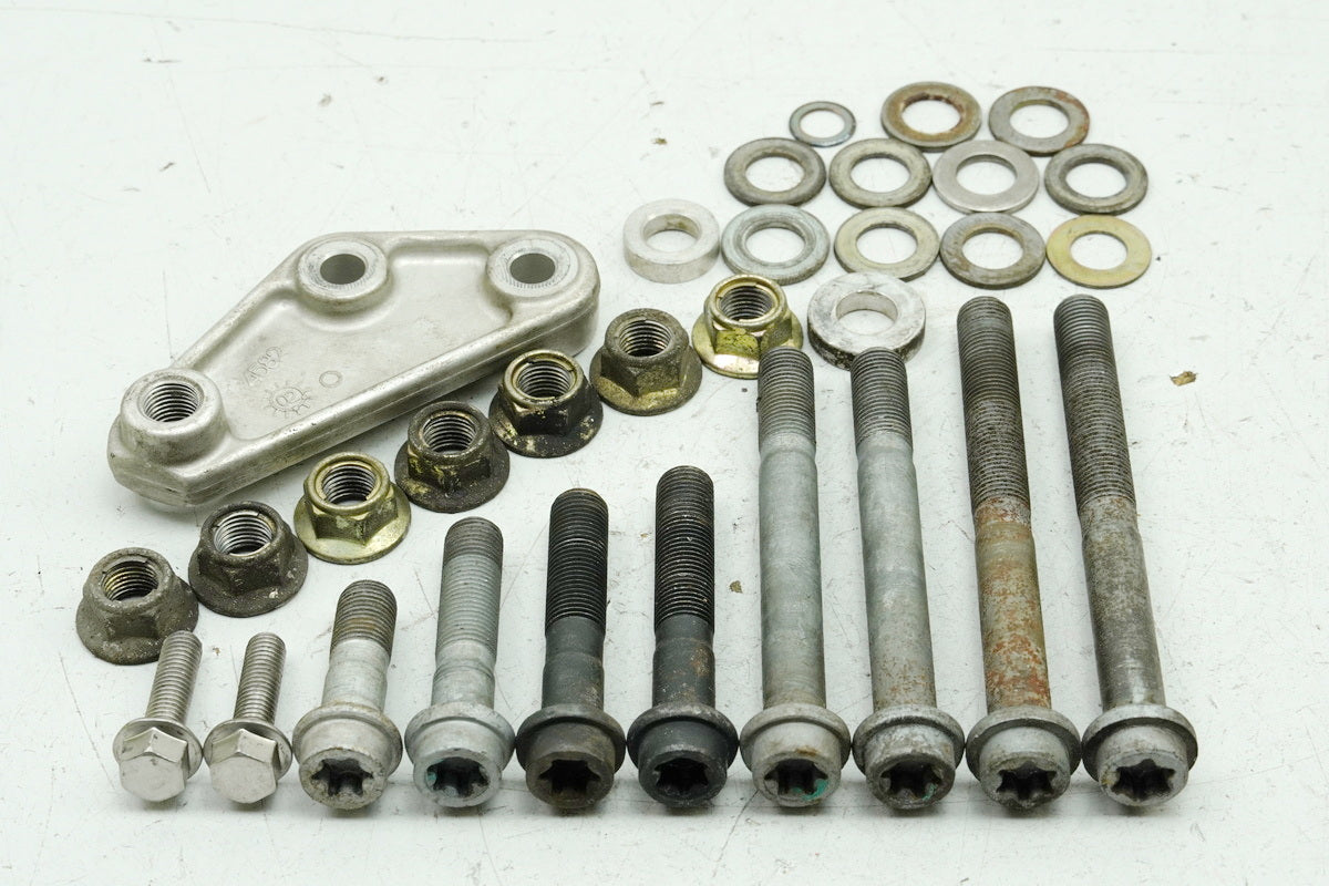 TRIUMPH SPEED TRIPLE 955 i 595 N HALTERUNG MOTOR SCHRAUBE ACHSE MOTORHALTER