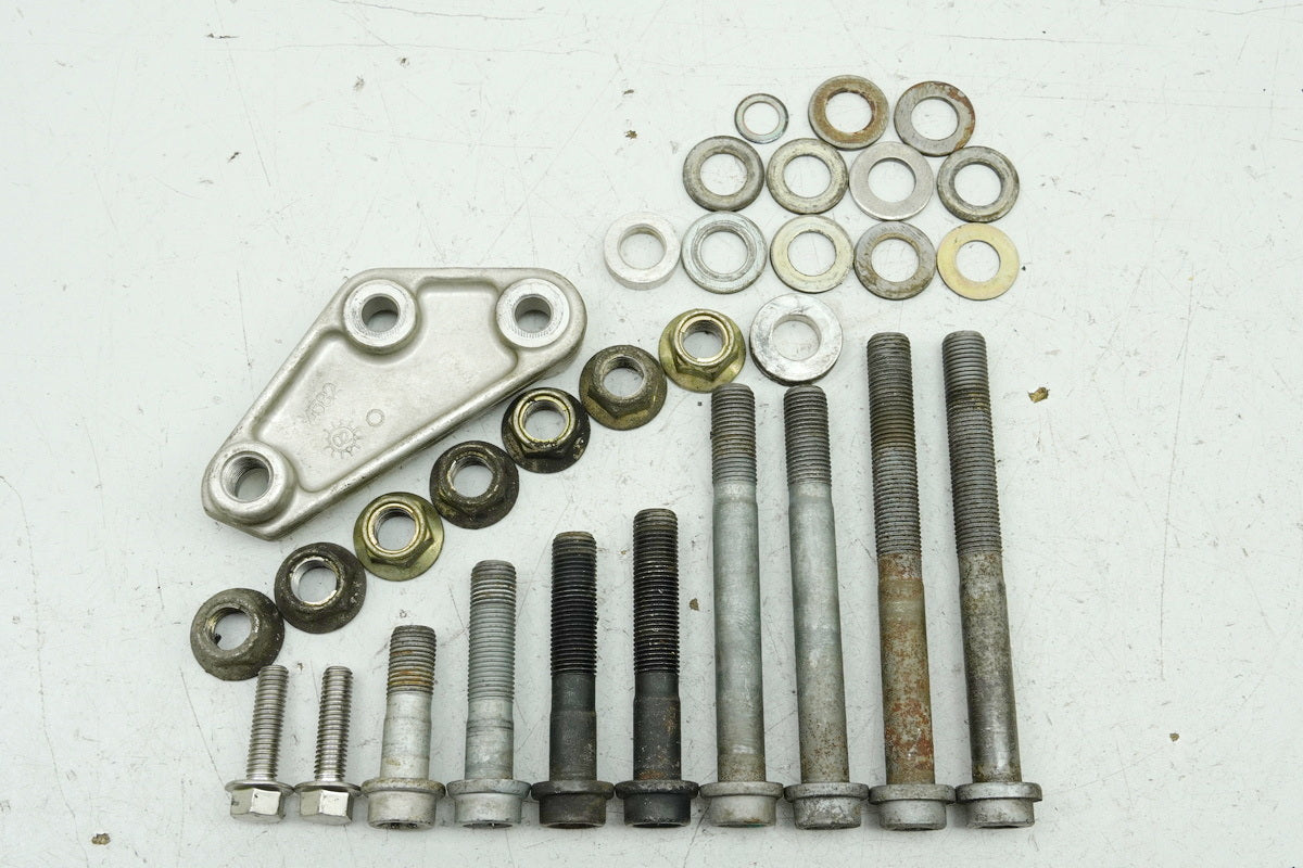 TRIUMPH SPEED TRIPLE 955 i 595 N HALTERUNG MOTOR SCHRAUBE ACHSE MOTORHALTER