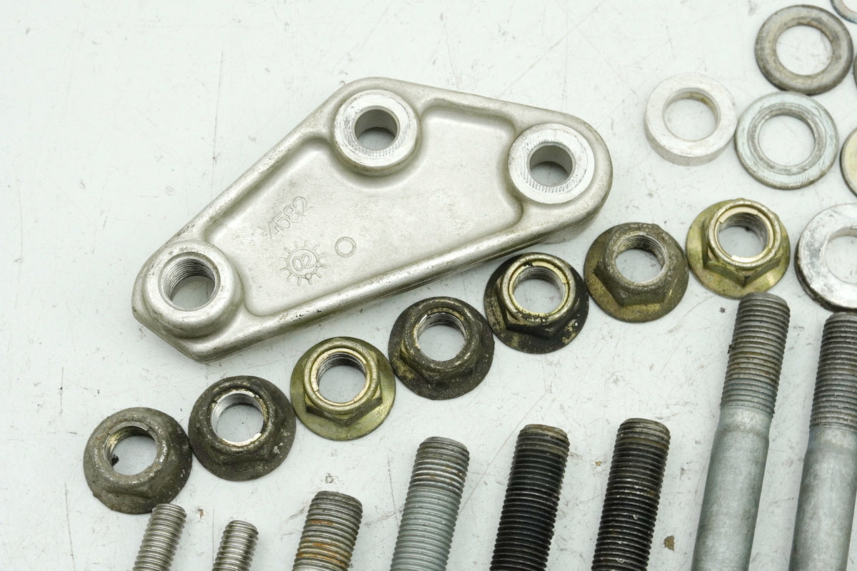 TRIUMPH SPEED TRIPLE 955 i 595 N HALTERUNG MOTOR SCHRAUBE ACHSE MOTORHALTER