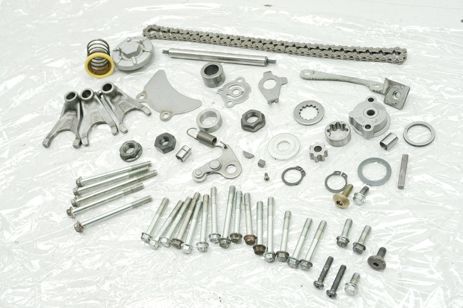 YAMAHA YZF-R 125 RE06 MOTOR Tornillos y piezas pequeñas