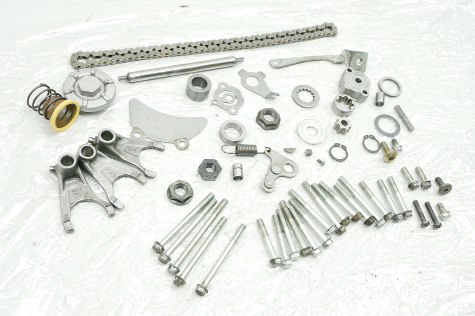 YAMAHA YZF-R 125 RE06 MOTOR Tornillos y piezas pequeñas
