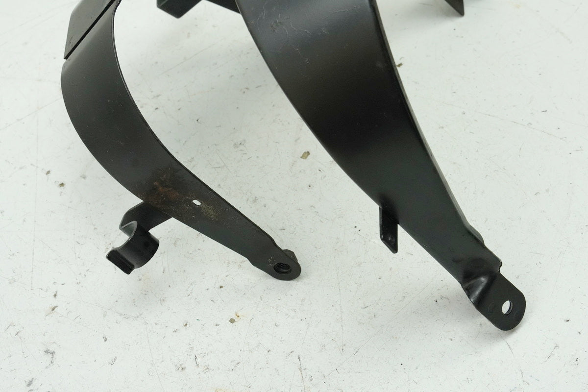 SUZUKI GSX-R 1100 GV73C Halterung Kotflügel vorn Fender Scutzblech Halteblech