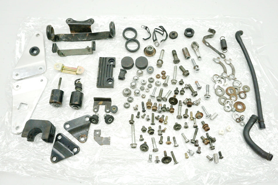 SUZUKI TU 125 XT Tornillos y piezas pequeñas