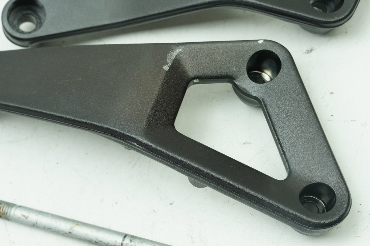 HUSQVARNA Vitpilen HQV 401 Halterung Motor Achse Bolzen Schrauben Motorhalter
