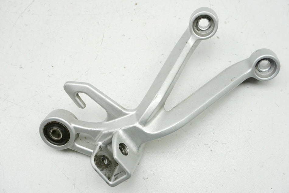 SUZUKI GSX-R 1000 WVBZ K3 K4 Soporte estribera pasajero derecho Soporte estribera