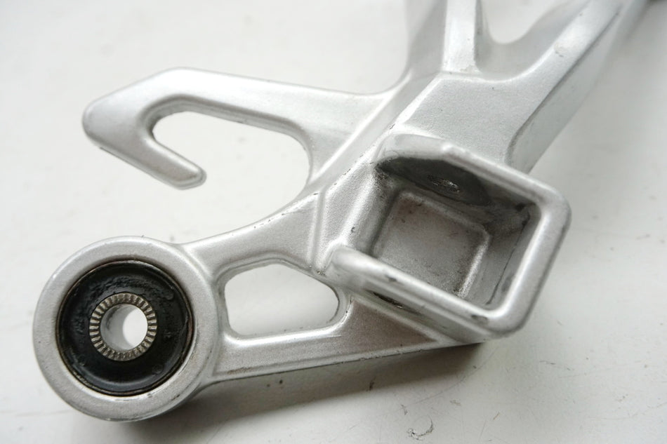 SUZUKI GSX-R 1000 WVBZ K3 K4 Soporte estribera pasajero derecho Soporte estribera