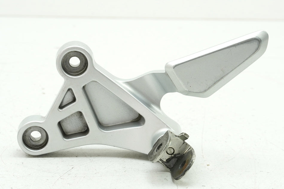 YAMAHA MT 125 A RE11 (RE29) Soporte de estribera del conductor izquierdo, soporte de estribera, placa