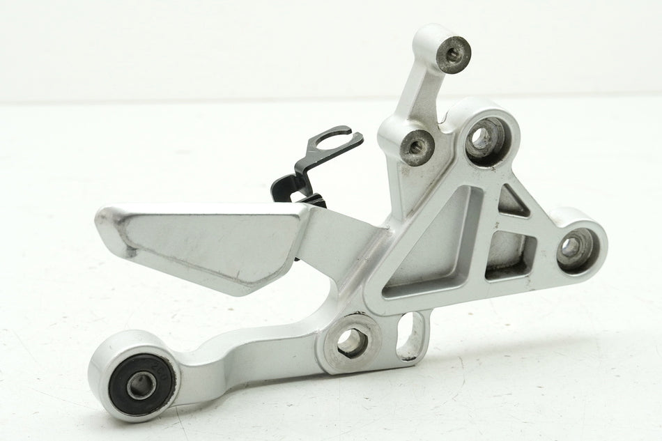 YAMAHA MT 125 A RE11 (RE29) Soporte estribera conductor derecha Soporte estribera Placa
