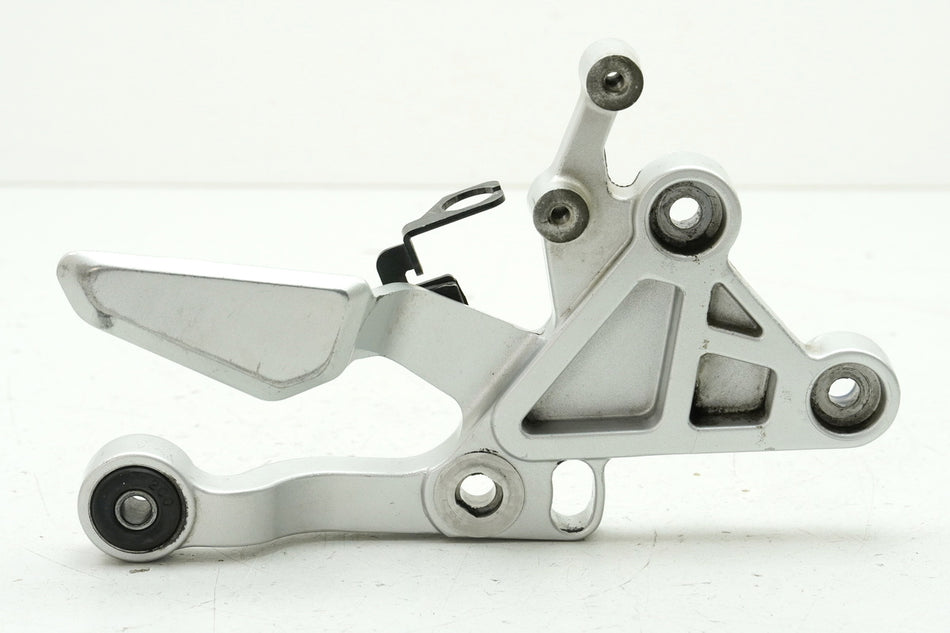 YAMAHA MT 125 A RE11 (RE29) Soporte estribera conductor derecha Soporte estribera Placa