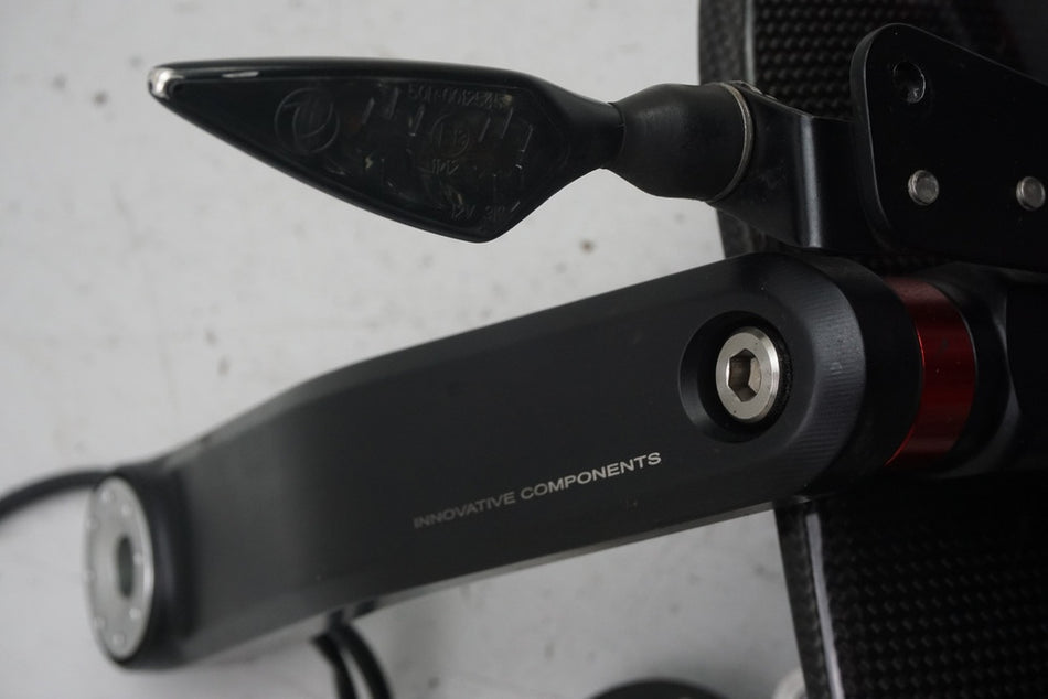 MV AGUSTA BRUTALE 800 DRAGSTER RR B322BB Soporte de matrícula Rizoma Side Arm