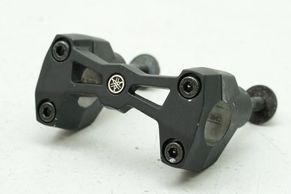 YAMAHA MT 125 A RE11 (RE29) Lenkerklemmung Halter Lenker Riser (auf Gabelbrücke)