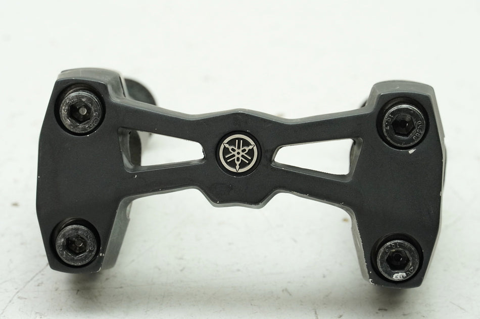 YAMAHA MT 125 A RE11 (RE29) Lenkerklemmung Halter Lenker Riser (auf Gabelbrücke)