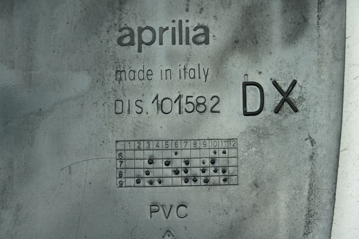 APRILIA SR 50 ZD4TEA Trittgummi rechts Abdeckung Bodenmatte Fußmatte 15393 km