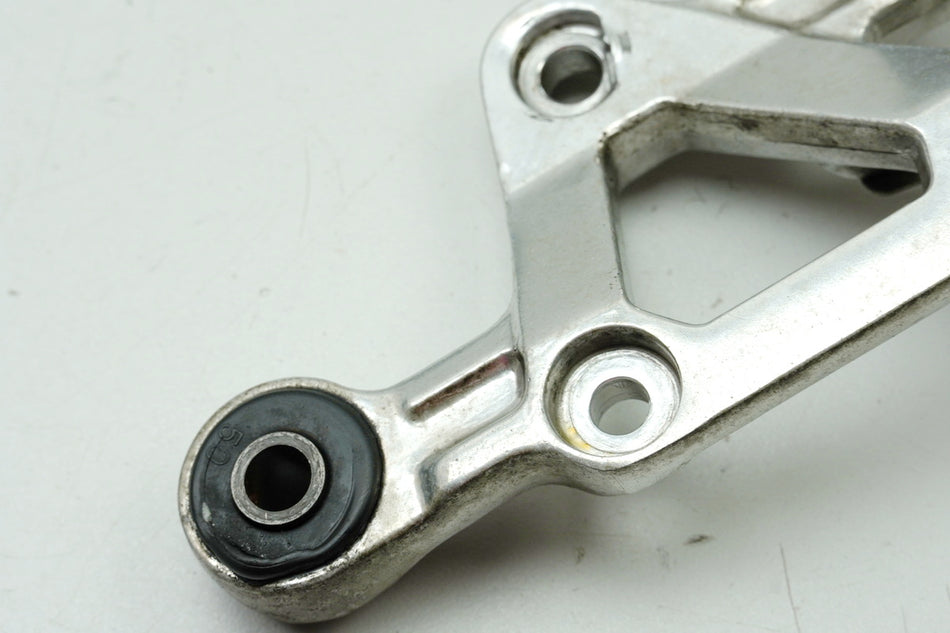 YAMAHA FZS 600 RJ02 FAZER Soporte estribera lado derecho conductor Placa reposapiés