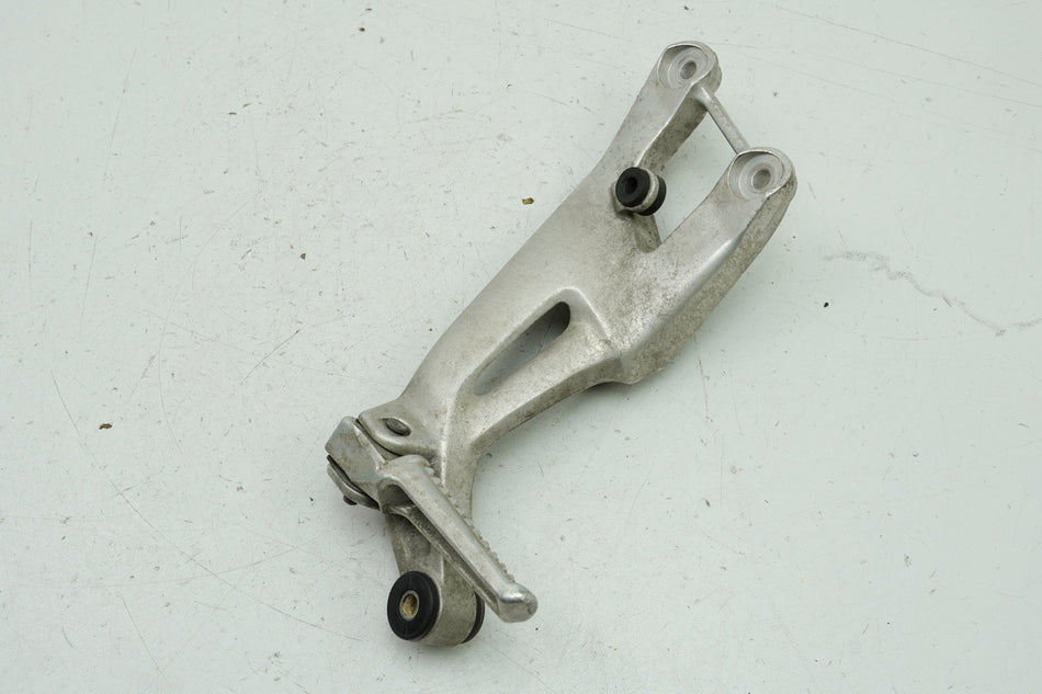 HONDA CBR 1100 XX SC35 Soporte estribera pasajero izquierda Soporte estribera 50760MAT010
