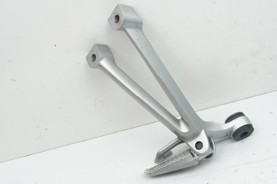 SUZUKI GSX-R 750 WVCW K8 K9 L0 600 Reposapiés derecho de pasajero Soporte de reposapiés