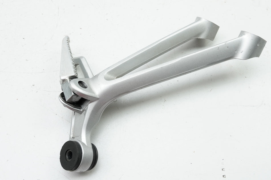 SUZUKI GSX-R 750 WVCW K8 K9 L0 600 Reposapiés derecho de pasajero Soporte de reposapiés