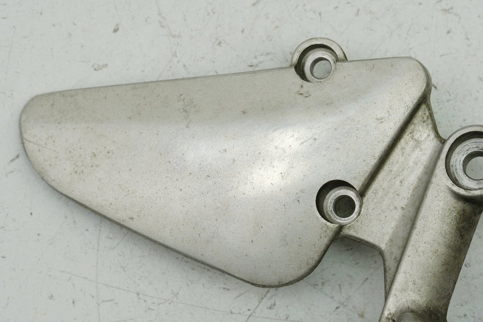 HONDA CBR 1100 XX SC35 Soporte de estribera del conductor derecho Soporte estribera 50600MAT010