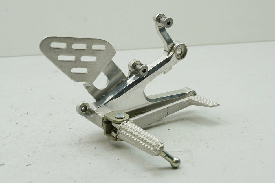 YAMAHA R6 RJ05 RJ09 - Conjunto de reposapiés derecho, placa de reposapiés, reposapiés, pedal de freno