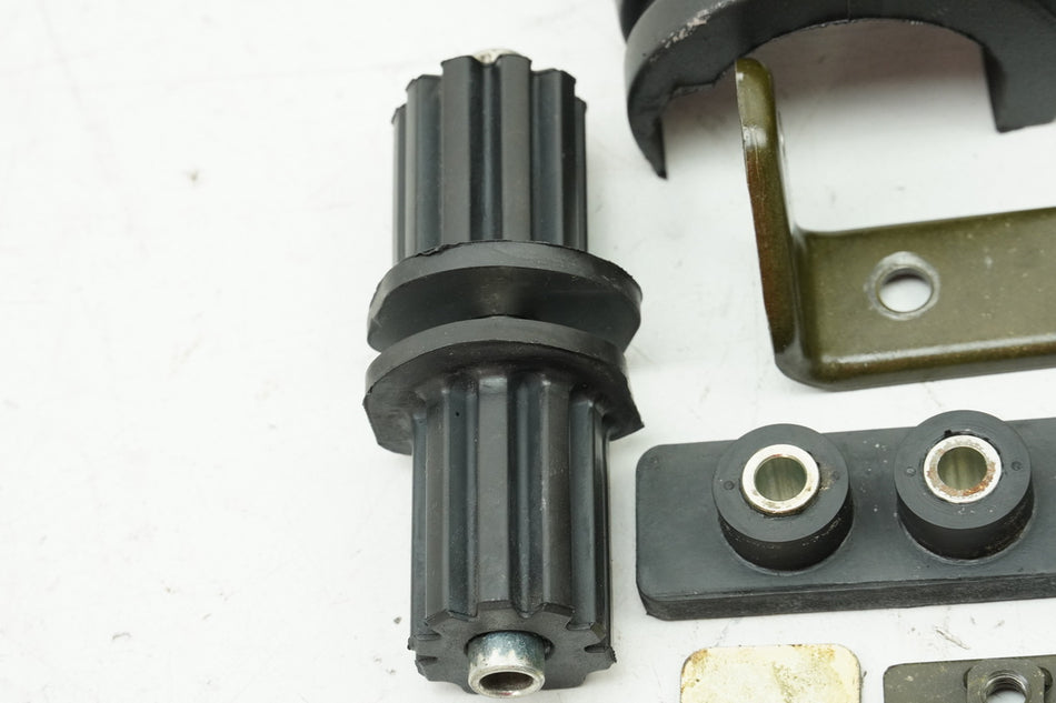 YAMAHA FZS 600 RJ02 FAZER Soporte Depósito Goma Tornillos Soporte Depósito (para Chasis)