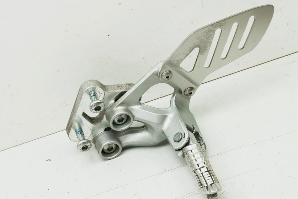 SUZUKI GSX-R 750 WVCW K8 K9 L0 600 Reposapiés Izquierdo Conductor Soporte Reposapiés