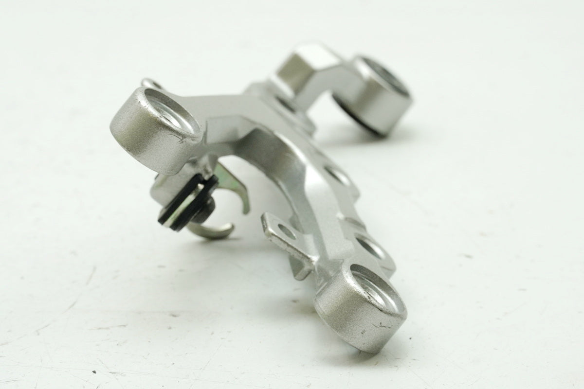 YAMAHA YZF R6 RJ11 RJ15 Footrest Bracket Rider Right Holder Footrest 2C02744300