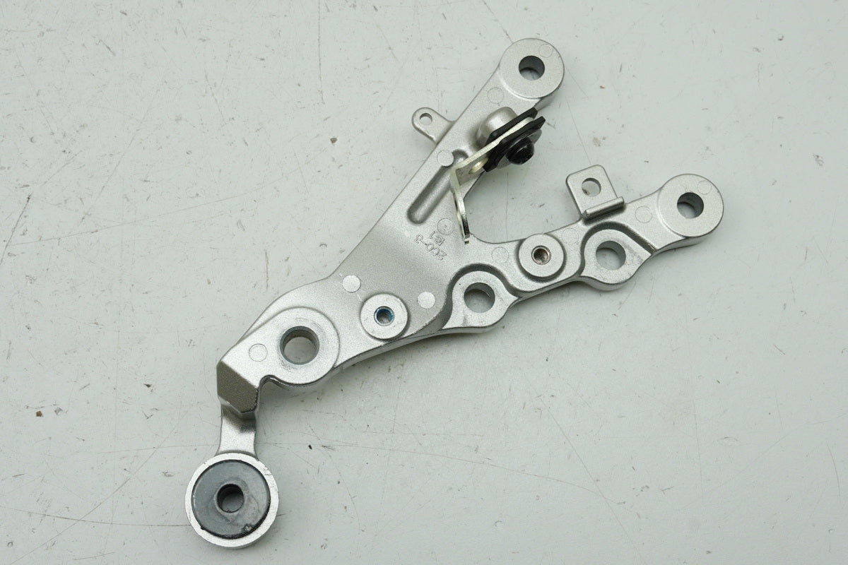 YAMAHA YZF R6 RJ11 RJ15 Footrest Bracket Rider Right Holder Footrest 2C02744300