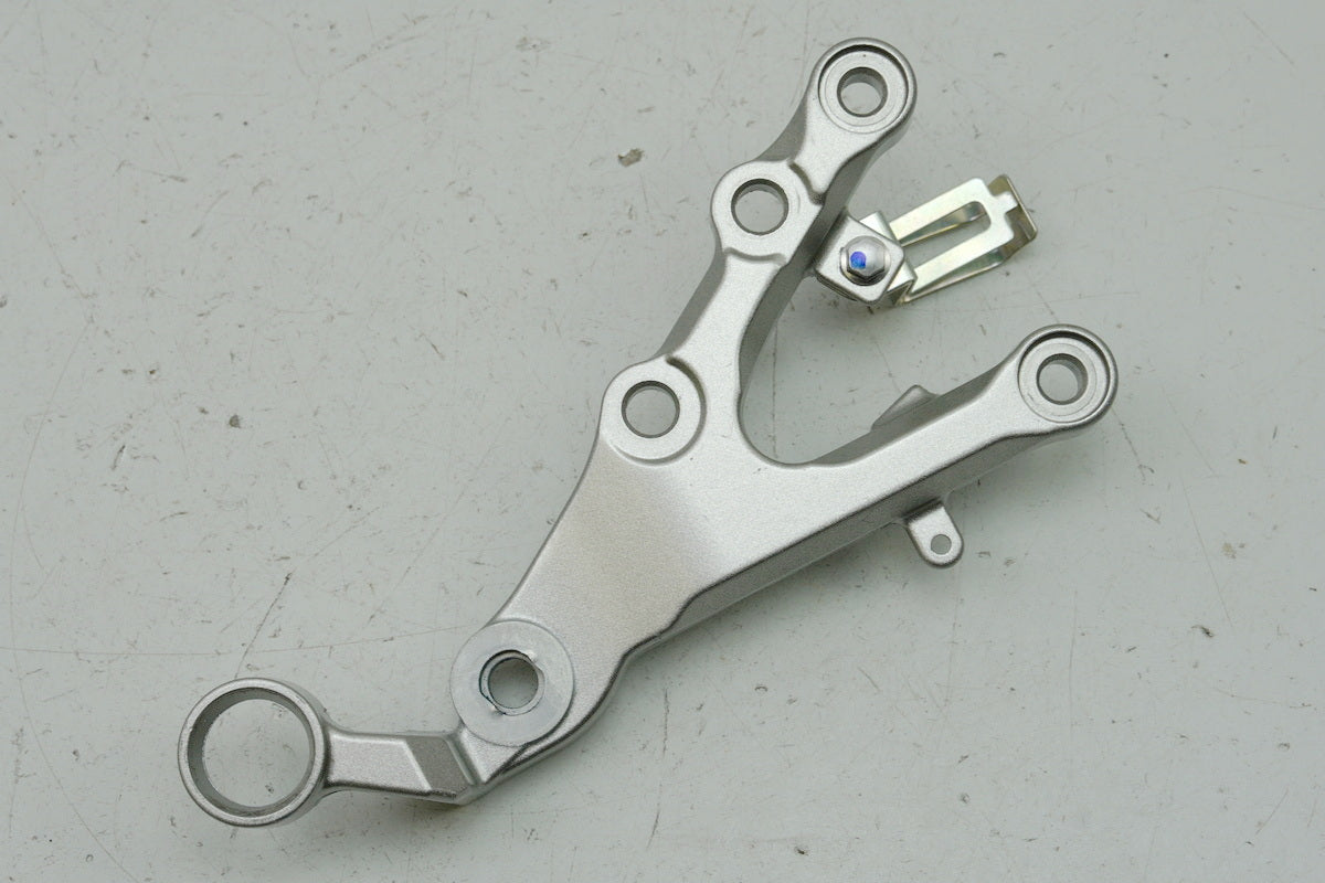 YAMAHA YZF R6 RJ11 RJ15 Footrest Bracket Rider Right Footrest Holder 2C02744300