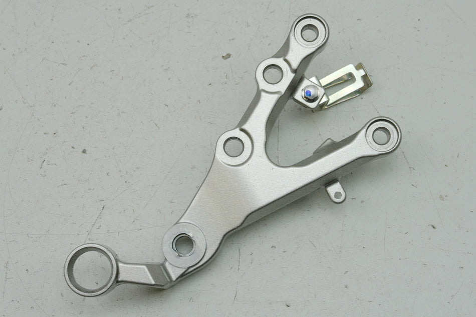YAMAHA YZF R6 RJ11 RJ15 Footrest Bracket Rider Right Footrest Holder 2C02744300