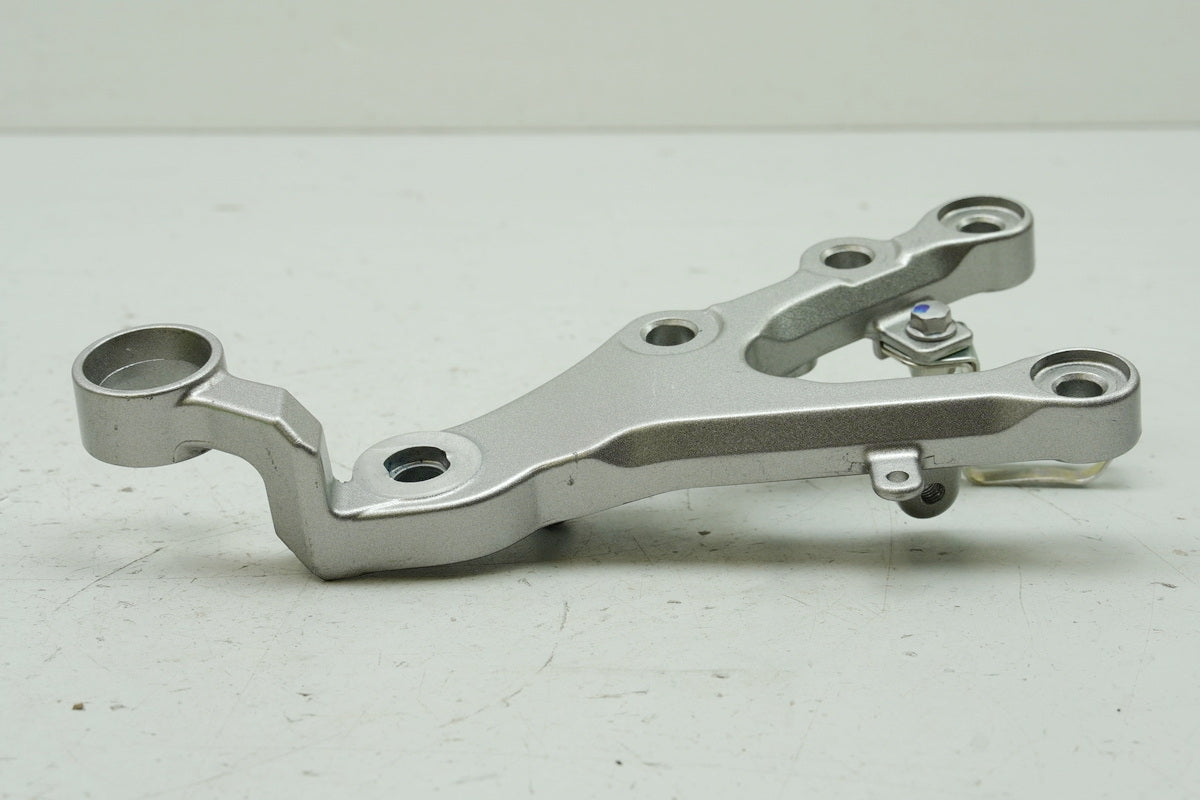 YAMAHA YZF R6 RJ11 RJ15 Footrest Bracket Rider Right Footrest Holder 2C02744300