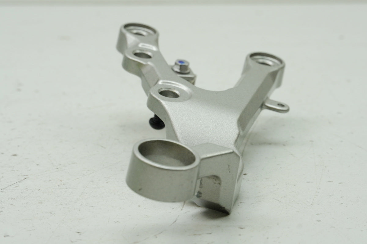 YAMAHA YZF R6 RJ11 RJ15 Footrest Bracket Rider Right Footrest Holder 2C02744300