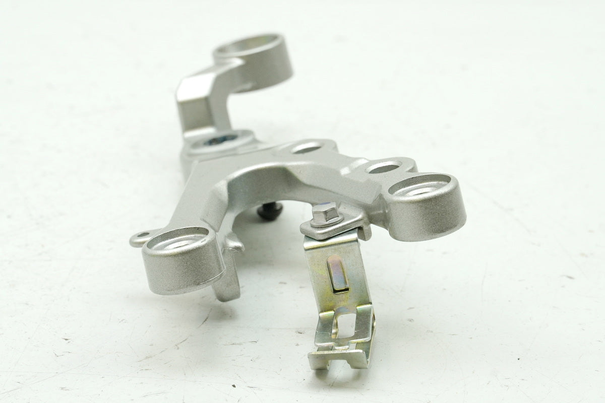 YAMAHA YZF R6 RJ11 RJ15 Footrest Bracket Rider Right Footrest Holder 2C02744300