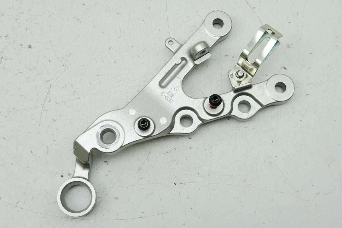 YAMAHA YZF R6 RJ11 RJ15 Footrest Bracket Rider Right Footrest Holder 2C02744300