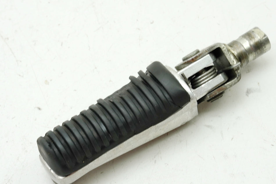 YAMAHA FZS 600 RJ02 FAZER Reposapiés delantero izquierdo, soporte y articulación