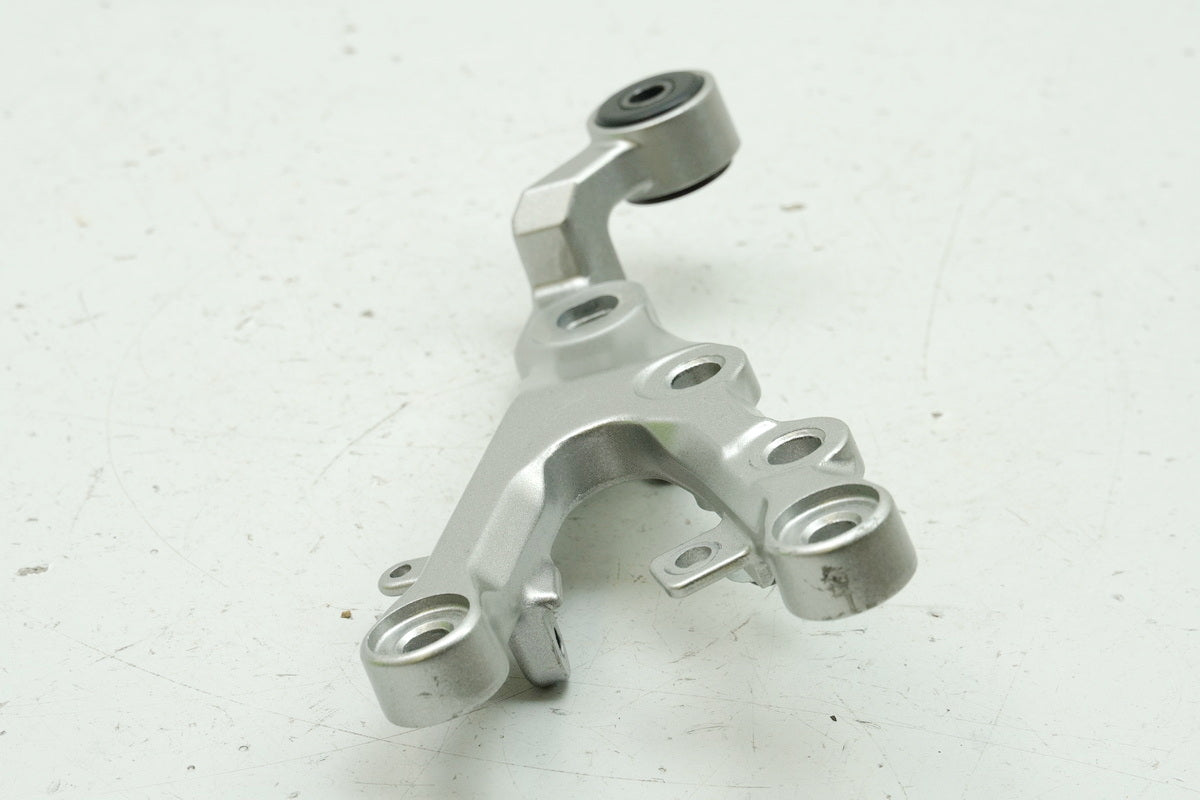 YAMAHA YZF R6 RJ11 RJ15 Footrest Bracket Rider Right Footrest Holder 2C02744300