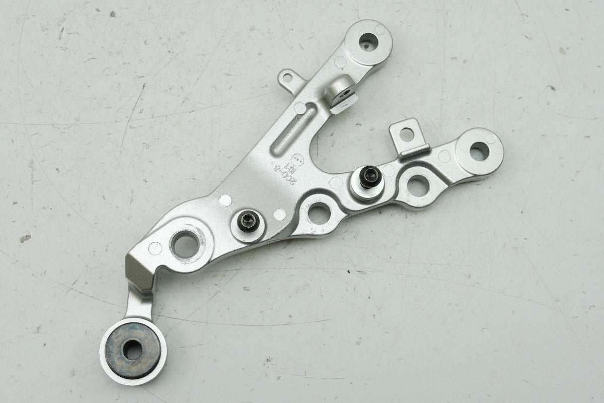 YAMAHA YZF R6 RJ11 RJ15 Footrest Bracket Rider Right Footrest Holder 2C02744300