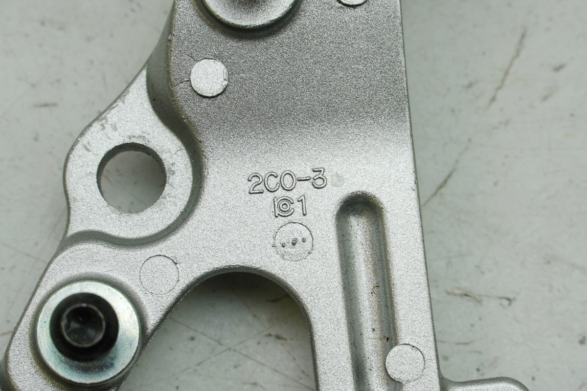 YAMAHA YZF R6 RJ11 RJ15 Footrest Bracket Rider Right Footrest Holder 2C02744300