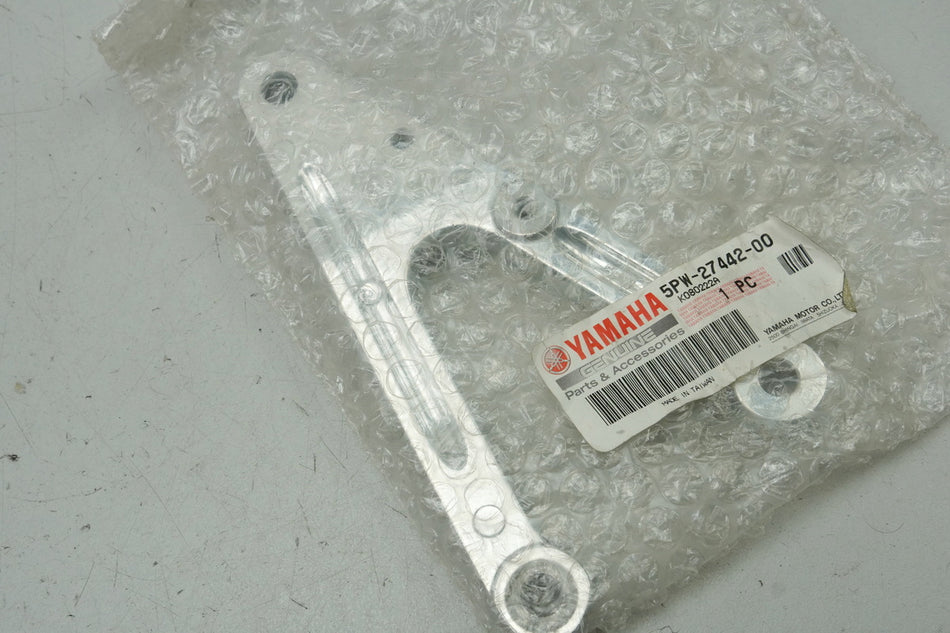 YAMAHA R1 RN09 Fußrastenträger Fahrer links Halter Fußraste Fußrastenplatte NEU