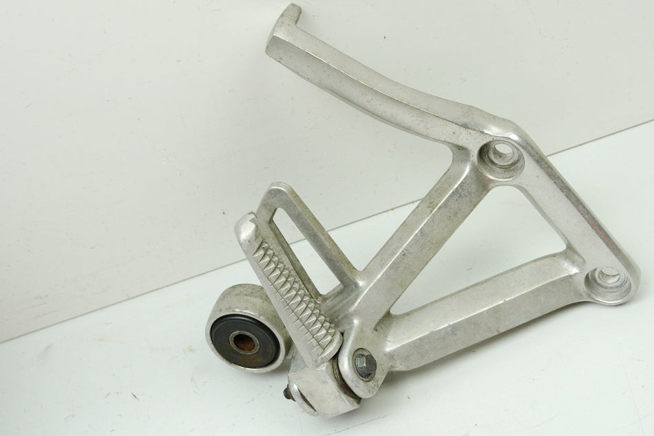 YAMAHA FZS 600 RJ02 FAZER Reposapiés trasero derecho Soporte Reposapiés Placa