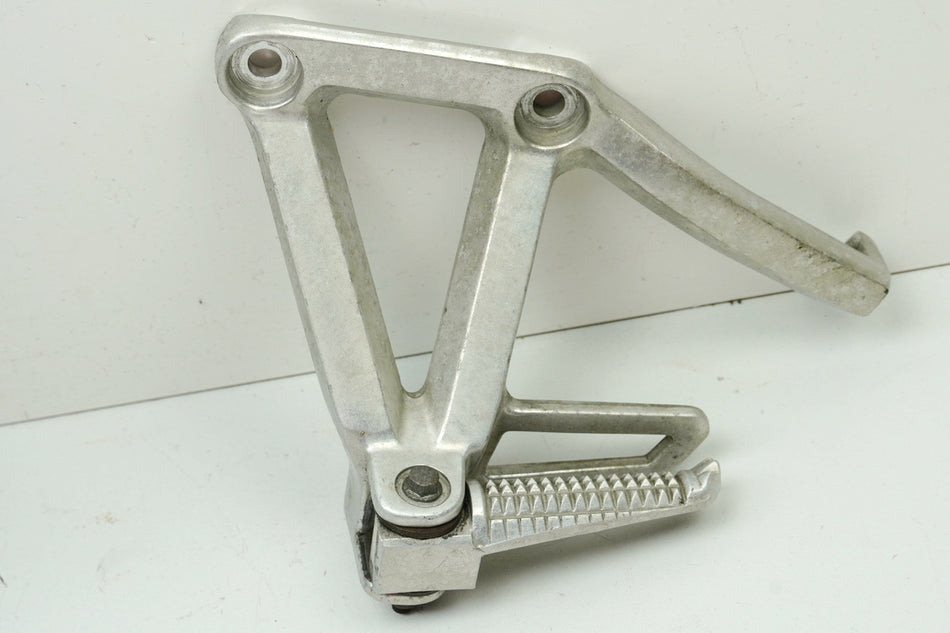 YAMAHA FZS 600 RJ02 FAZER Reposapiés para pasajero izquierdo, soporte y placa