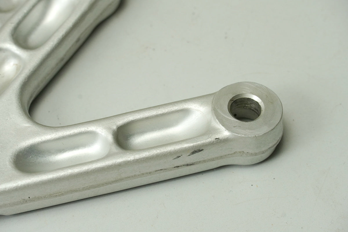 Soporte de estribera delantera izquierda para conductor TRIUMPH SPEED TRIPLE 885 i T509